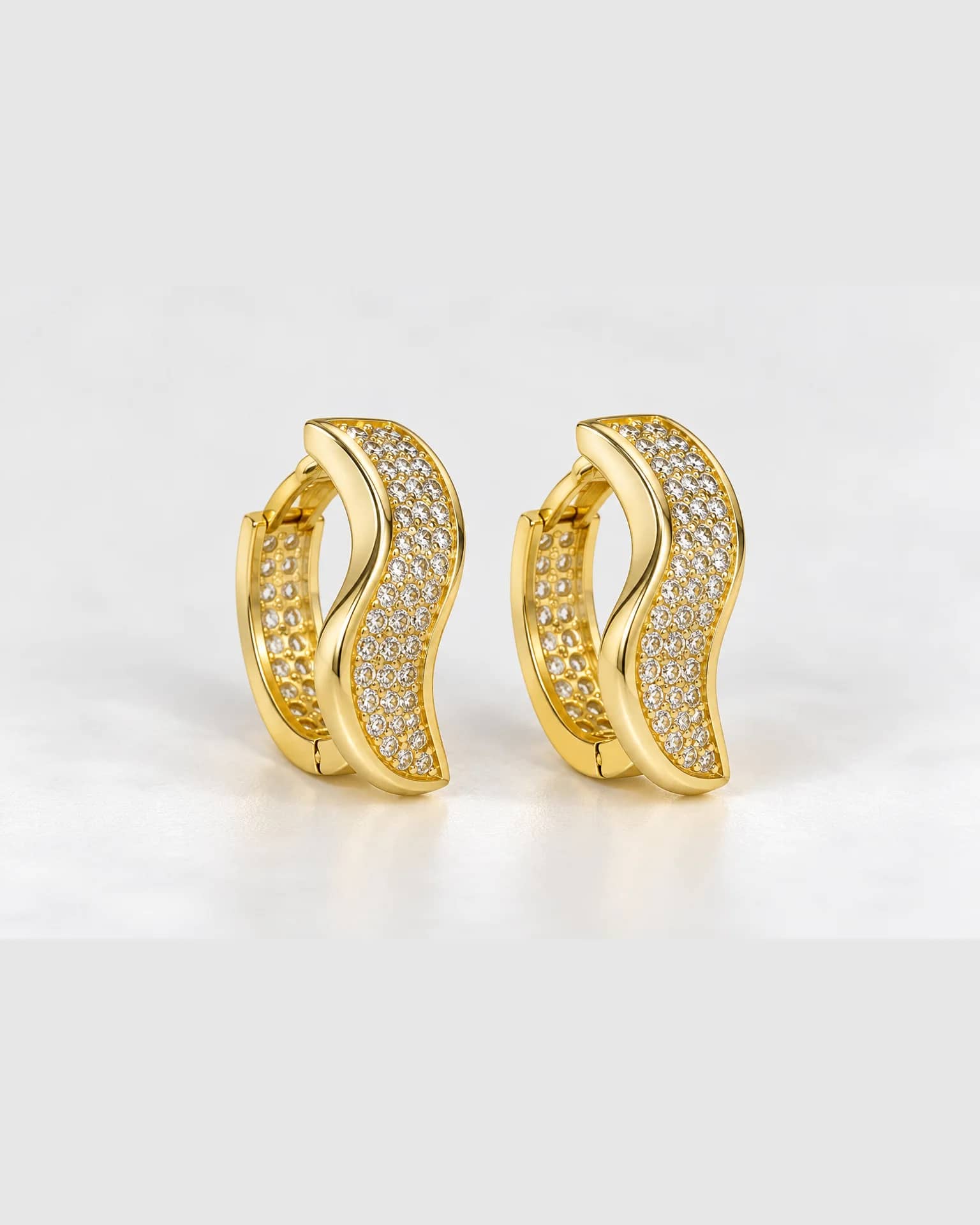 Dalgalı Formlu Zirkon Taşlı Gold Kalp Küpe, altın kaplama, önden görünüm